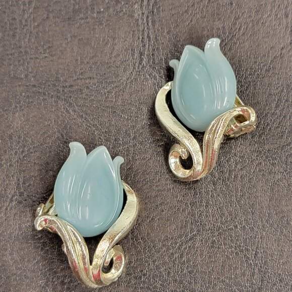 Blue Vintage Thermoset Tulip and Silvertone Enamel Clip-on Earrings - Picture 3 of 9